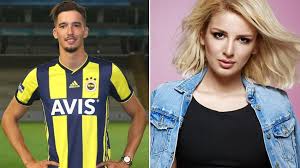 Sizler için tüm haberleri derledik. Altay Bayindir Kalbini Unlu Sarkiciya Kaptirdi Sporx Galeri