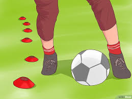Kelebihan dan kurangan teknik menggiring bola (dribbling) tidak setiap teknik dasar dalam permainan sepakbola akan selalu berhasil dilakukan dalam setiap pelaksanaan pertandingan. Teknik Dasar Menggiring Bola Melewati Rintangan Sepak Bola Penjasorkes