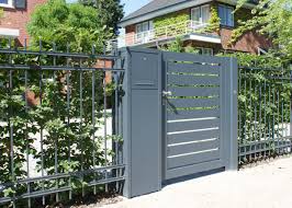 Modell Fohr Einflugeliges Drehtor Mit Einem Kommunikationspfosten Briefkasten Und Sprech Klingelanlage Wurden Integriert Zaun Toranlagen Tore