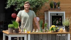 Andrea kiewel begrüßt auch dieses jahr trotz corona wieder entertainer beim. Robin Pietsch Zu Pfingsten Kuchenchef Im Zdf Fernsehgarten