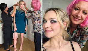 How Amanda Seyfried used makeup to complement an eye infection