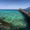 Airnya yang jernih membuat pemandangan di bawah laut pu terlihat. 1