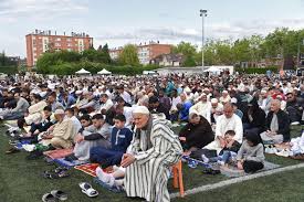 La commission à émis une nouvelle fatwa et annonce que, vu la situation exceptionnelle engendrée par la propagation du coronavirus et qui impose la distanciation sociale, il est possible de faire la prière de l'aïd el fitr à domicile et entre les membres de famille. Des Milliers De Musulmans Celebrent L Aid El Fitr Au Parc Des Sports