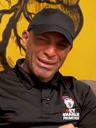 🚨 ESTRENO HOY JUEVES 6PM 🚨 TRAS MÁS DE UN MES EN SILENCIO- "La otra cara  de @elreycharlie " Como jamás lo habías visto. Su lado más humano, el  inmenso amor por su hijo 👦 sus escándalos, sus logros, ...