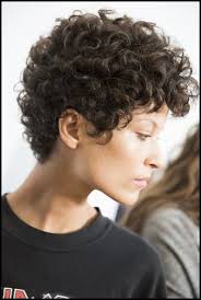 Schöne frau mit natürlicher schminke und lockiger kurzhaarfrisur von braunem haar. Frisuren Fur Naturlocken Kurz Fryzury Krotkie 2020