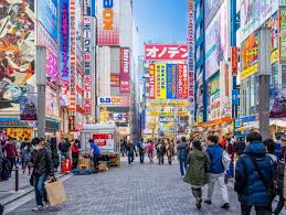 東京都) وتعني العاصمة الشرقية هي عاصمة اليابان، تقع على الجهة الشرقية لأكبر الجزر الأربعة للبر الياباني ()، وعلى الضفة الغربية لـخليج طوكيو وبالقرب من مصب نهر سوميدا. Ø§Ù„ØªØ¹Ø¯Ø§Ø¯ Ø§Ù„Ø³ÙƒØ§Ù†ÙŠ ÙÙŠ Ø·ÙˆÙƒÙŠÙˆ Ø£ÙƒØ¨Ø± Ù…Ù† ÙƒÙ†Ø¯Ø§ Ø§Ù„Ù…Ø±Ø³Ø§Ù„