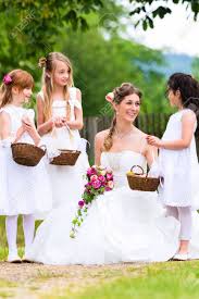 Vous pouvez décider de faire une séance photo trash the dress, parce que votre robe de mariée de toute façon. Mariee De Mariage Avec Des Enfants De Fleurs Ou De Demoiselle D Honneur A L Exterieur Au Jardin Banque D Images Et Photos Libres De Droits Image 33790618
