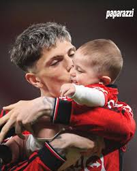 😍TERNURA TOTAL Argentine football player Alejandro Garnacho showed off his  baby in a match and melted the net 💖 Which photo do you like best?