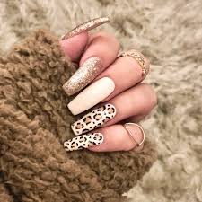 Te compartimos diferentes estilos de uñas que van desde los tonos más delicados hasta los brillos más elegantes, para que seas tú la que decida cuál ahora que ya conoces estos colores, no tienes pretextos ya que existen muchos diseños. 42 Mejores Disenos De Unas En Tendencia 2020 Decoracion Manicura De Unas Unas De Maquillaje Unas Postizas De Gel
