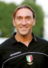 Anche i mastella si sono scagliati contro l'arbitro mazzoleni, addetto al var per la partita tra presenterò, domani, una interrogazione parlamentare al presidente del consiglio, mario draghi. Disoccupato Tenta Di Gettarsi Dal Cavalcavia Un Ex Arbitro Lo Salva