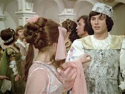 Safrankova war mit dem schauspielerkollegen josef abrham verheiratet, der unter anderem als arzt in das krankenhaus am rande der stadt zu sehen war. Pavel Travnicek