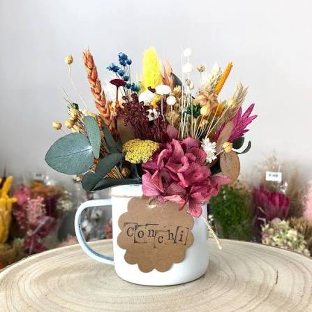 Esta taza vintage con flores preservadas es una explosión de color!!!????????????  Un elemento de decoración ideal para alegrar cualquier estancia!???? Esta es  para Conchi, hecha con mucho amor para ella como regalito