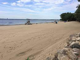 Oka se trouve à 50 kilomètres à l'ouest de montréal, au confluent de la rivière des outaouais et du lac des deux montagnes. Plage D Oka