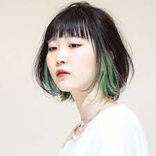 ターコイズグリーンのインナーカラーボブ インナーに細かくハイライトを入れているので 繊細で上品なインナーカラーになります ベースの色とインナーの色が コントラストがはっきりしていると インナーが目立って可愛いです ショートのヘアスタイル 毛髪染料 ヘア