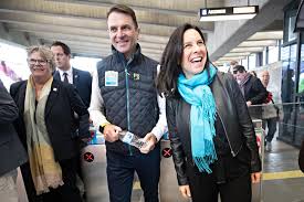 Elle m'est pénible et mêle à. Cachez Cette Bouteille Que Je Ne Saurais Voir La Presse