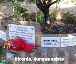 Le agende rosse, movimento che chiede la verità sulla morte del giudice, in riferimento a un'agenda rossa su cui borsellino annotava tutto che è scomparsa dalla scena del crimine. Qsvbfxzkt5gj4m