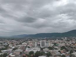 Polvo del Sahara, lluvias dispersas y posibles réplicas sísmicas este fin de semana