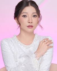 Banjir Pujian, Bersinarnya Aura Bunda Sarwendah Bergaya Serba Putih bak  Malaikat