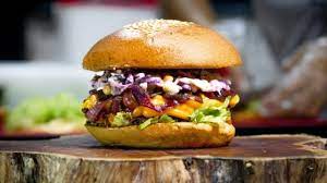 Consumir una hamburguesa vegetal en lugar de una de vacuno supone reducir 1.739 litros de agua y 6,4 kilos de emisiones de co2, sostienen coincide con la organización interprofesional de la carne de vacuno que, en este día mundial de la hamburguesa. Cjnuwh47n9gsim