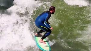 Als eine der weiträumigsten innerstädtischen. Surfen Auf Dem Eisbach In Munchen Englischer Garten Youtube