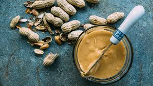 In a 1 tbsp peanut butter ( (1 tbsp serving) ) there are about 94 calories out of which 72 calories come from fat. Peanut Butter And Weight Gain All You Need To Know