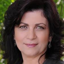 For peer reviewing: How much of the qualitative data I should bring and how  to choose it?