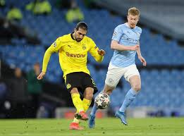 He picks up the ball and fires a shot in from 25 yards but it's over the top. A0stezinlmjxvm