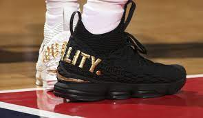 Lebron james ретвитнул(а) lebron james family foundation. Nba News Lebron James Tragt Equality Schuh Als Botschaft Richtung Donald Trump