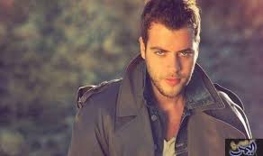 عامر زيان يؤكد أن كليبه الجديد ينقل حالات اجتماعية من الواقع Raincoat Fashion