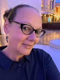 I wanna try a wig over my locs, but is the back gone look like a  bookbag????????