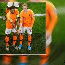 Bonita celebración de wijnaldum y de jong en la victoria ante estonia. Georginio Wijnaldum Und Frenkie De Jong Mit Zeichen Gegen Rassismus