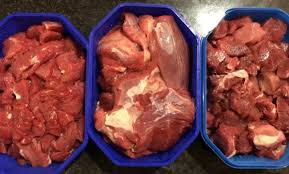 Perkara pertama yang harus dibersihkan sudah tentulah alat pemanggang di mana anda perlu kikis habis segala kotoran atau sisa daging lama yang melekat pada alat pemanggang. Ini Cara Betul Simpan Daging Korban Supaya Tahan Lama