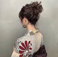 簡単にできる浴衣ヘアアレンジ 髪型を紹介しします ボブ ミディアム ロングと髪の長さに合わせた浴衣ヘアのおすすめをまとめています 自分でもしたいという方に向けたhowto動画やヘアスタイルのポイントを解説しているので セルフアレンジをする方はご活用 成人