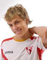 He also plays at international level for finland. Teemu Pukki Pelasi Sevillassa 2008 2010 Espanjalaislehti As Muistutti Hellekommenteista