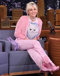 Fallon, meanwhile, turned to some. Miley Cyrus Jokes About Her Really Freaky Kneecap On The Tonight Show Daily Mail Online