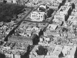 La avenida Juárez a la altura de Doctor Mora alrededor de 1950. A la  izquierda está el Hotel del Prado, cuyo cine anuncia la película "La  batalla del agua pesada", de 1948,