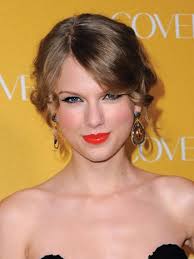 Taylor Swift Wins Entertainer of the Year at ACM Awards