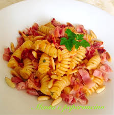 La pasta con speck e pomodorini è un piatto gustoso e saporito, veloce da preparare e semplice da portare in tavola. Ricetta Fusilli Al Pomodoro Con Speck E Pinoli Primi Piatti