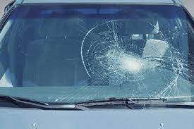 Bos dia cakap, charge rm60 sebab dorang cuma tampal hujung 1 inchi sahaja. Ikuti 3 Langkah Ni Kalau Cermin Kereta Retak Pecah Akibat Kerja Potong Rumput