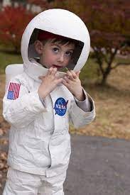 Kinder spielen gerne erwachsen sein. Astronauten Kostum Selber Machen Diy Anleitung Maskerix De Astronaut Kostum Kostume Selber Machen Raum Kostume