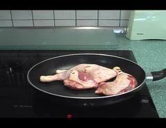 Frittieren bis es braun und knusprig ist. Video Hahnchenschenkel In Der Pfanne Braten Ein Rezept Mit Krautermarinade