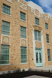 What A Great Example Of Art Deco The Lasalle County Courthouse Located In Cotulla Texas Had Been Renovat Art Deco Buildings Art Deco Architecture Art Deco
