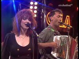 English translation of lyrics for heast as net by hubert von goisern und die alpinkatzen. Hubert Von Goisern Und Die Alpinkatzen Koa Hiatamadl Youtube
