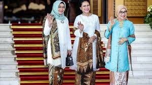 For more information and source,. Pesan Di Balik Paduan Anggun Baju Kurung Dan Batik Yang Dikenakan Iriana Saat Pelantikan Jokowi Tribunnews Com Mobile