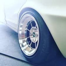 ハコスカ gc10 nissan skyline l型 レストア ハヤシレーシング vol 20 レストア 知らなかったの私だけぇ vol 11でアルミをハヤシレーシングcrにしたのでアップしましたがぁ ハヤシのセンターキャップは高さが5cm程有るのがイヤでキャップレスで行こ