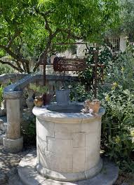 Pour La Decoration Du Jardin Pourquoi Ne Pas Opter Pour Un Puits En Pierre Pratique Et Elegant Le Puits En Pierre Nous Rappelle Pierre Puits Pierre Taillee