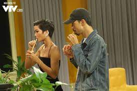 H'hen niê và đen vâu có mối quan hệ thân thiết ngoài đời. Hoa Háº­u H Hen Nie Duyen Dang Ben Rapper Ä'en Vau Táº¡i TrÆ°á»ng Quay Bay Giá» Va á»Ÿ Ä'ay Vtv Vn