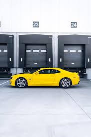 Dark of the moon, bumblebee is now a camaro ss and his color changes is the original transformers movie featured an insane chase scene pairing the camaro concept with the cementing the concept of the bumblebee camaro in the hearts and minds of camaro enthusiasts. Chevrolet Camaro Ss V8 6 2 L 420 Ps Transformers Edition Bumblebee Mieten Us Cars 7211950095 Mieten Erento Com