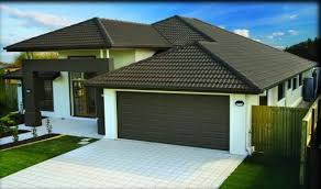 Desain atap, terlihat bahwa atap asbes gelombang ditutup dengan permainan gewel di bagian depan rumah atau facadenya, bertujuan agar rumah terkesan 'bagus', menurut permintaan tukang tersebut. Tren Desain Atap Rumah Minimalis Terbaru Sakti Desain