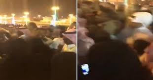 سعودي يستخدم أسلوب ا شيطاني ا للتحرش بالفتيات في موسم الرياض صور سعودي موسم الرياض العالم العربي والإسلامي Concert